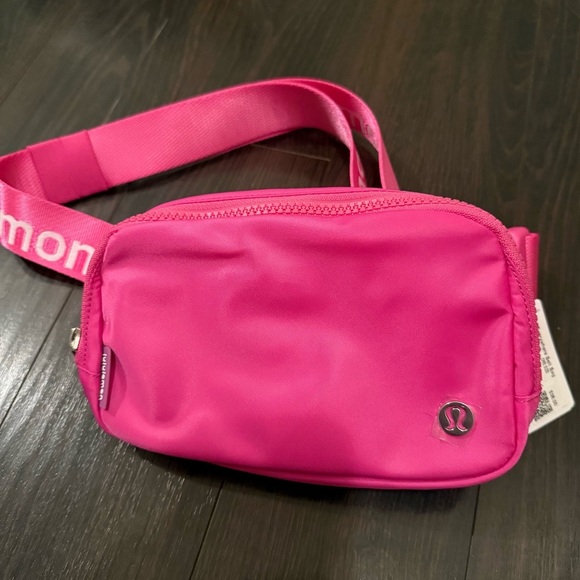 NWT Sonic Pink / White Logo Lululemon Everywhere Belt bag 1L - Picture 3 of 7